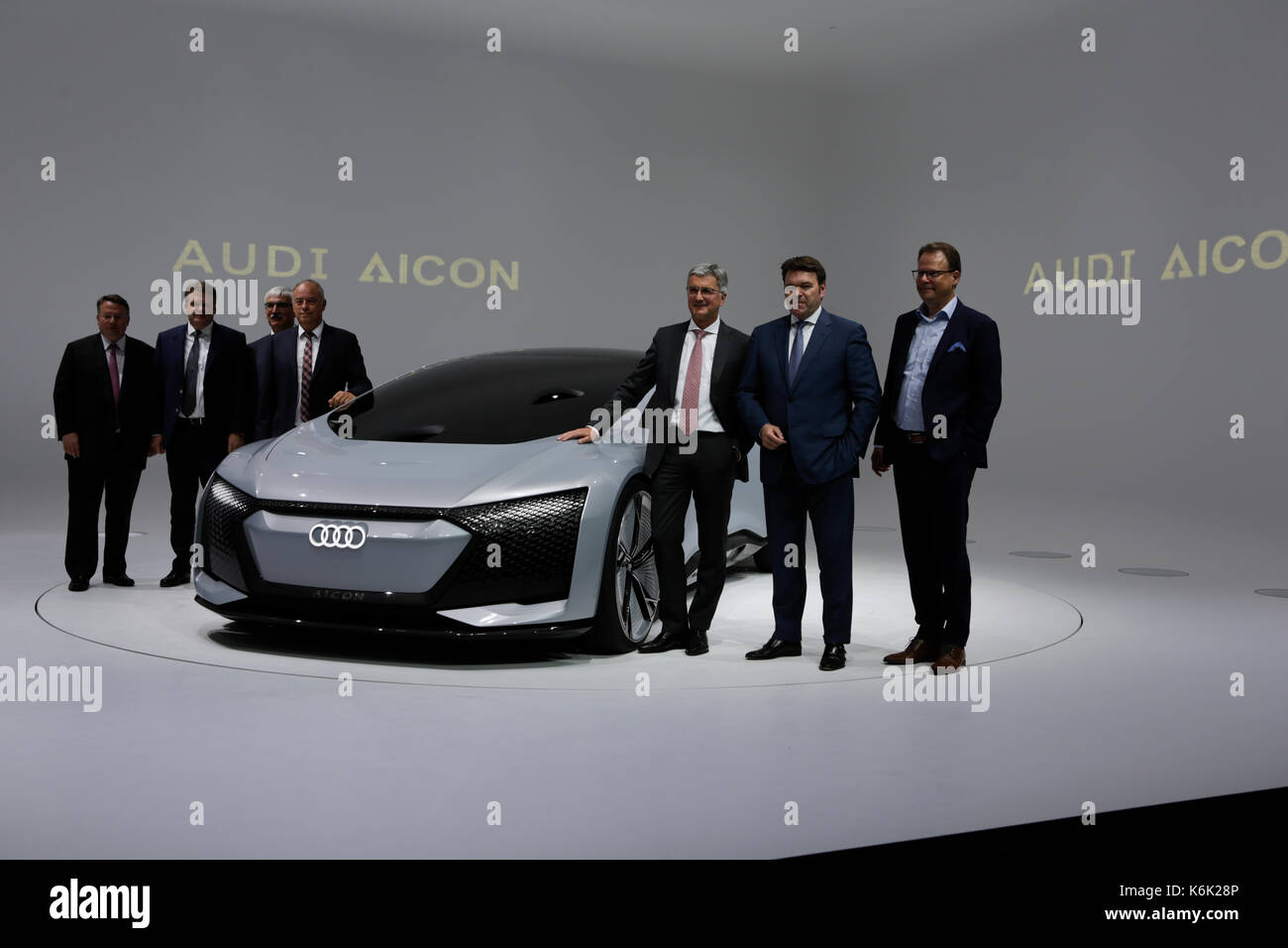 Audi Management steht rund um die Audi Concept Car Aicon auf der Pressekonferenz. Der deutsche Autohersteller Audi, ein Teil der Volkswagen Gruppe, stellte die beiden selbst Fahrer Concept Cars Elaine und Aicon auf einer Pressekonferenz der 2017 Internationale Automobil-Ausstellung (IAA). (Foto von Michael Debets/Pacific Press) Stockfoto