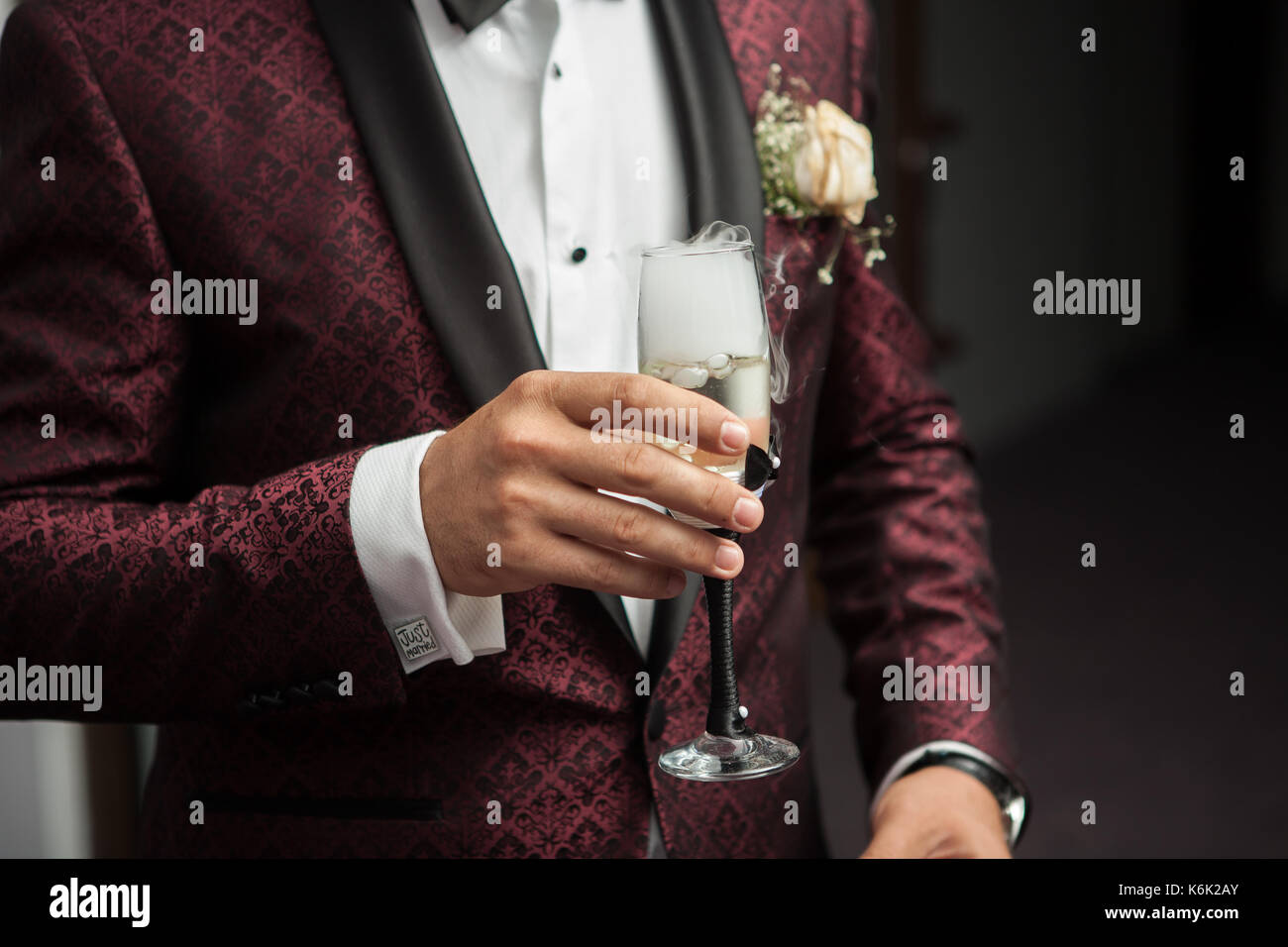 Der Mann hält ein Glas Champagner in der Hand Stockfoto