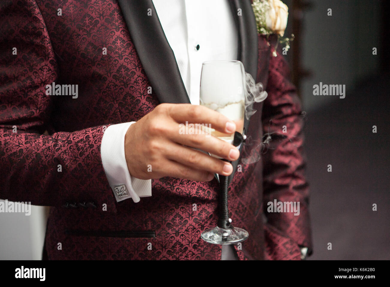 Der Mann hält ein Glas Champagner in der Hand Stockfoto