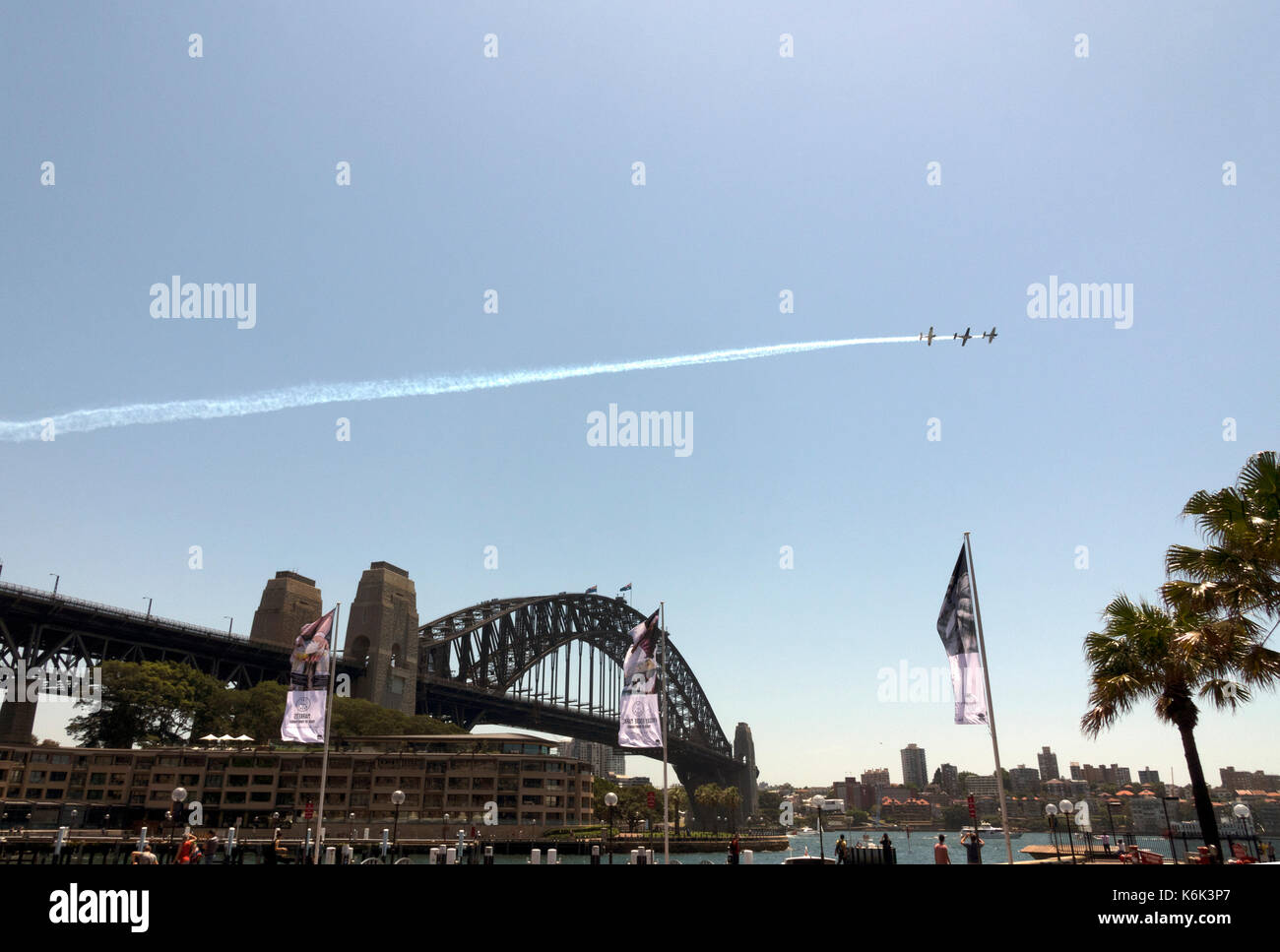 Drei Ebenen, die sich in der Ausbildung über die Sydney Harbour Bridge Trailing Rauch November 2016 Fliegen Stockfoto