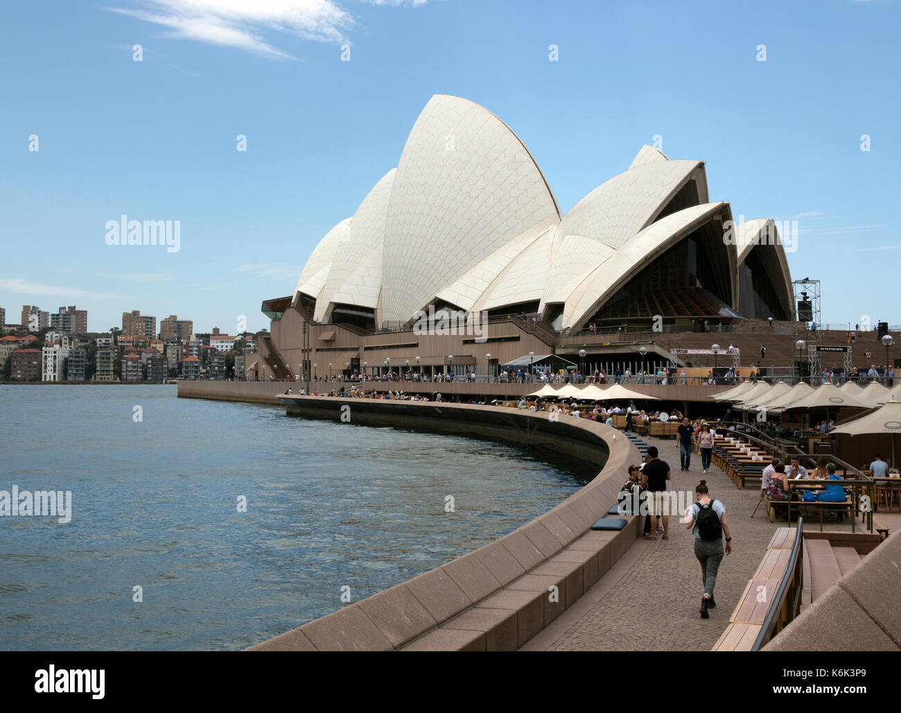 Waterfront Pflaster vom Circular Quay in Sydney Opera House eine ikonische Australische Symbol Sehenswürdigkeiten Sydney Harbour Australien Stockfoto