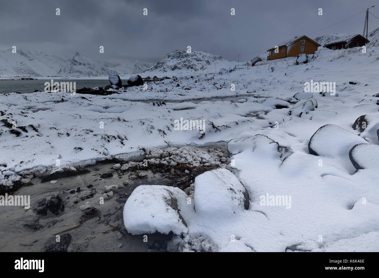 S. Stationen - Schnee Ytresand Strand - Sandbotnen Bucht - stürmischen Himmel. - Bora-Nesfjellet Volandstinden-Sautinden - Nonstinden-Stabben - Pilten-Stortinden montieren Stockfoto