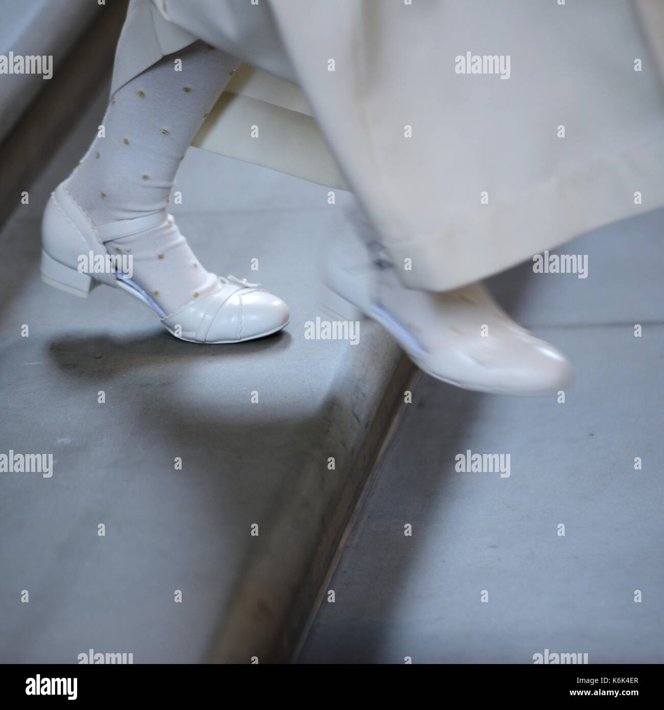 Erstkommunion - Schuhe von einem Mädchen auf Schritte Stockfotografie -  Alamy