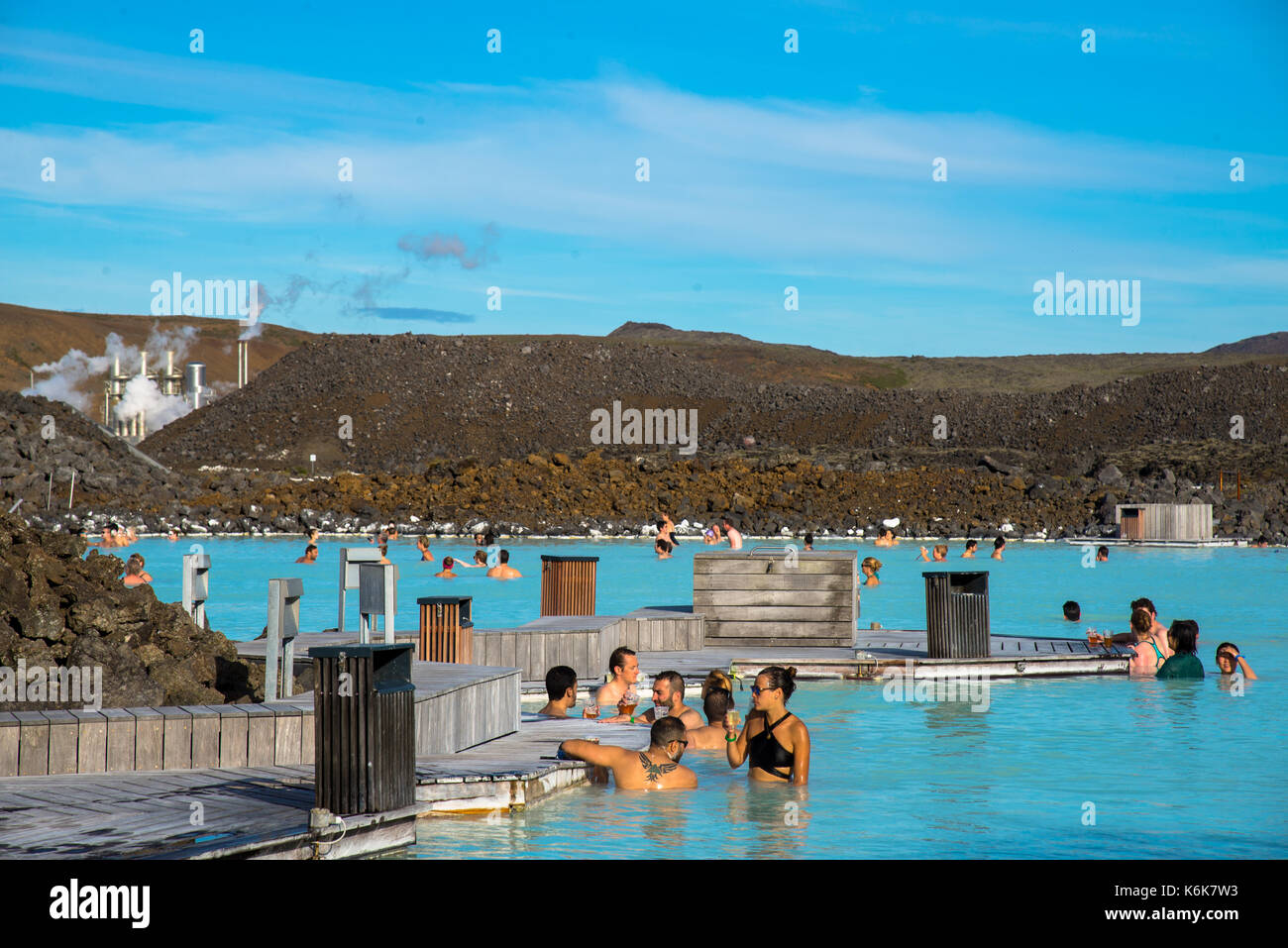 Touristen im Thermalbad die Blaue Lagune, Island Stockfoto
