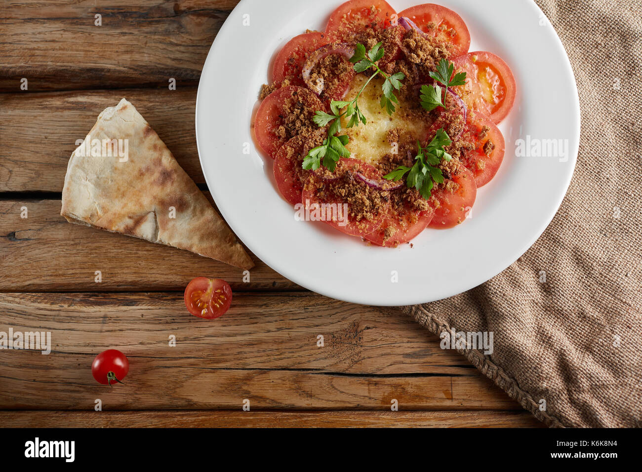 Gebratene Schüssel, Tomaten, Petersilie, Eier und Käse. Stockfoto