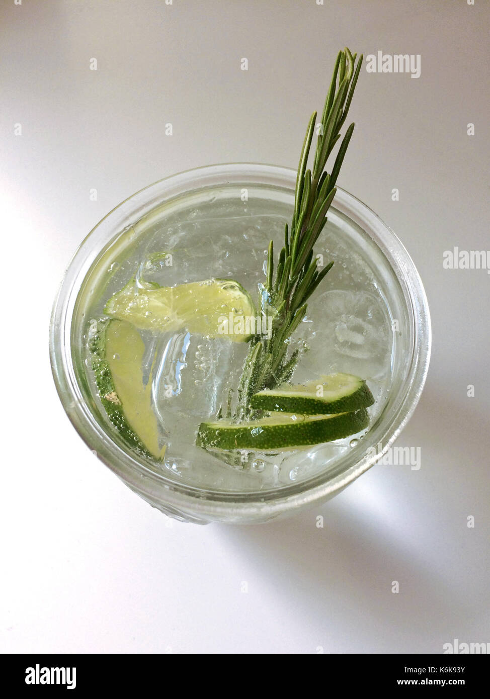 Klassischer Gin und Tonic Cocktail mit Limette, Zitrone & Rosmarin Stockfoto