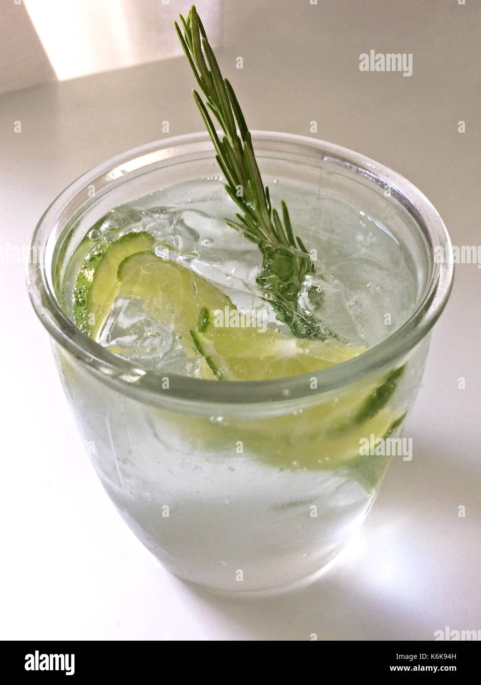 Klassischer Gin und Tonic Cocktail mit Limette, Zitrone & Rosmarin Stockfoto