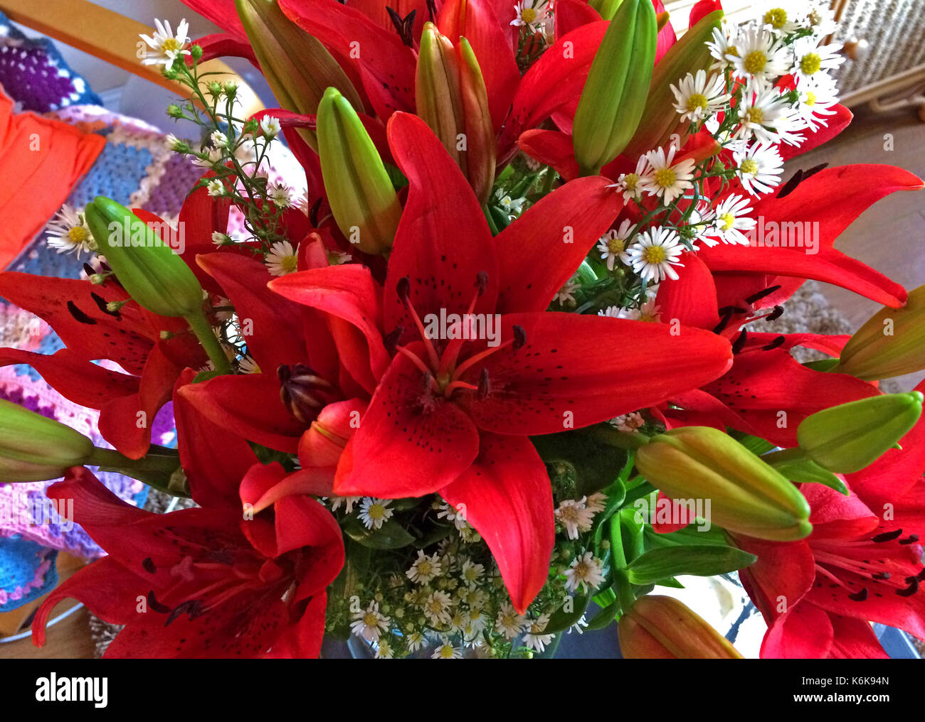 Bouquet von schönen Blumen - rote Lilien Stockfoto