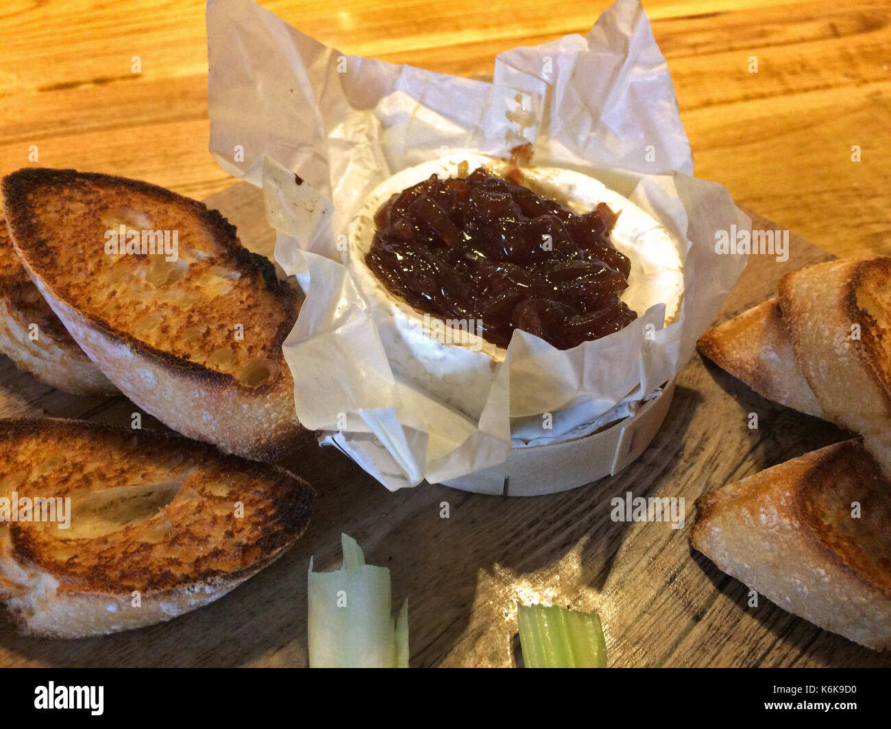 Typische UK's Starter - Gebackener Camembert mit Zwiebel Chutney Stockfoto