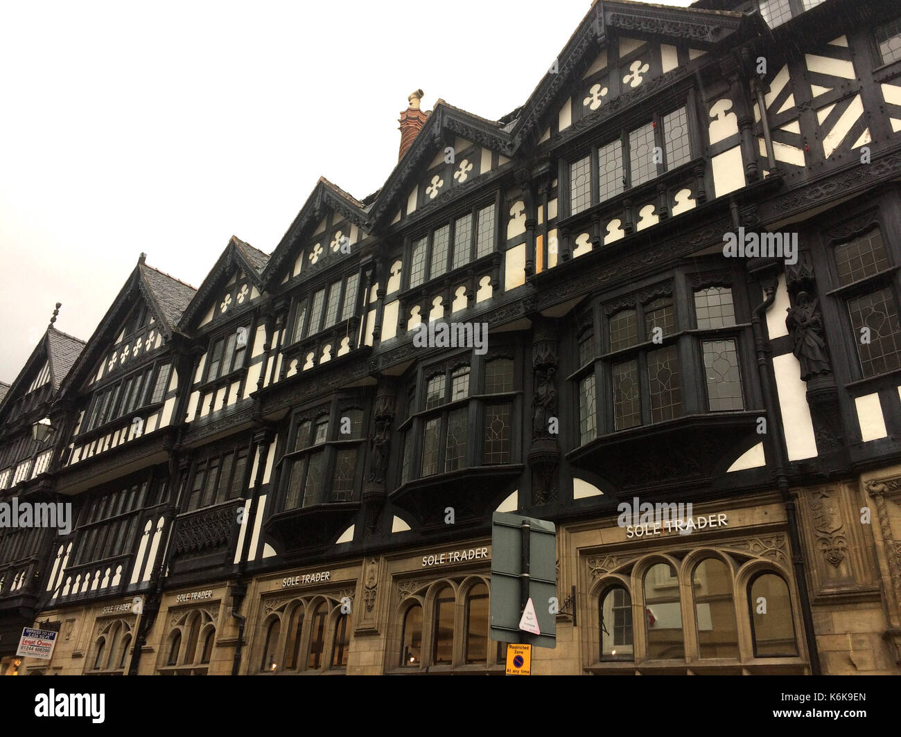 CHESTER, Großbritannien - 14 April, 2017: Blick auf die Gebäude im Stadtzentrum von Chester, Cheshire, Großbritannien Stockfoto