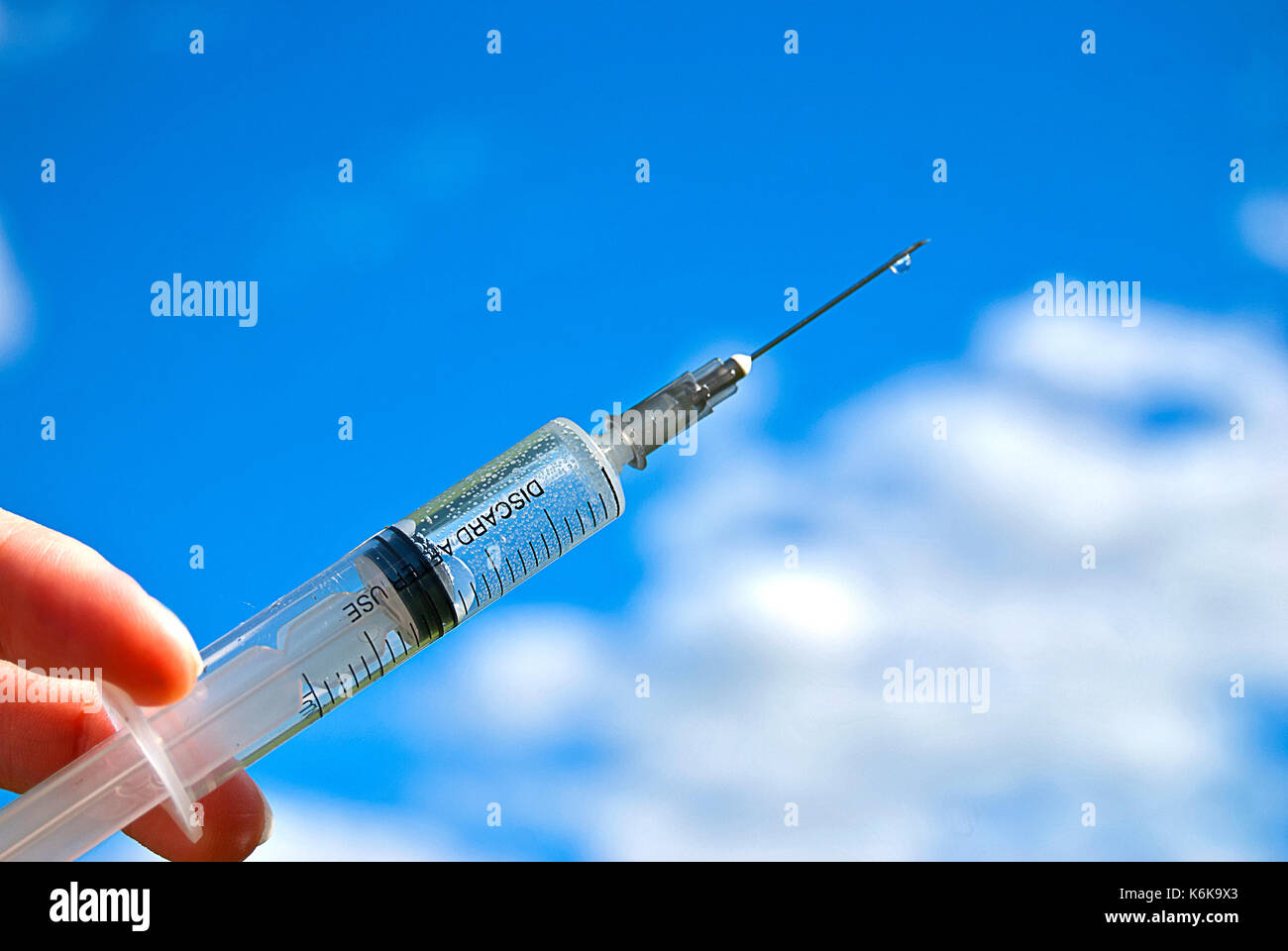 Medizinische Spritze auf einem blauen Hintergrund Stockfoto