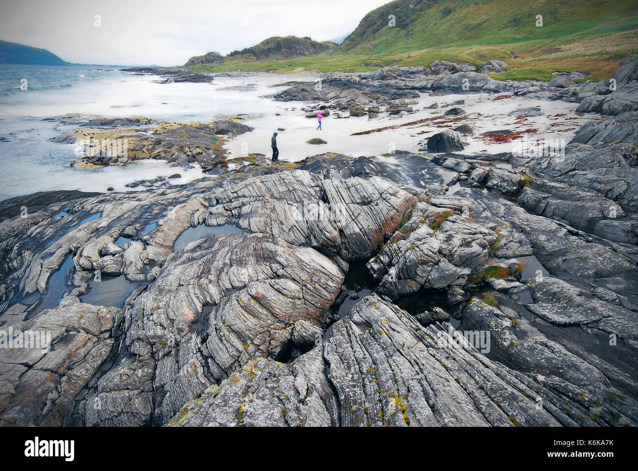 Die Felsen an der Küste in Norwegen, in der Nähe von Vigra Dorf Stockfoto