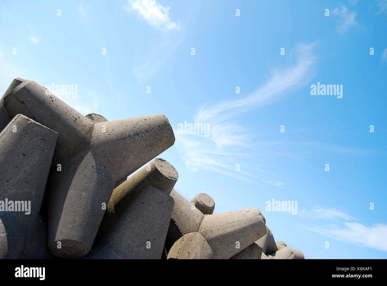 Betonsteg von Felsen umgeben - klarer blauer Himmel Stockfoto