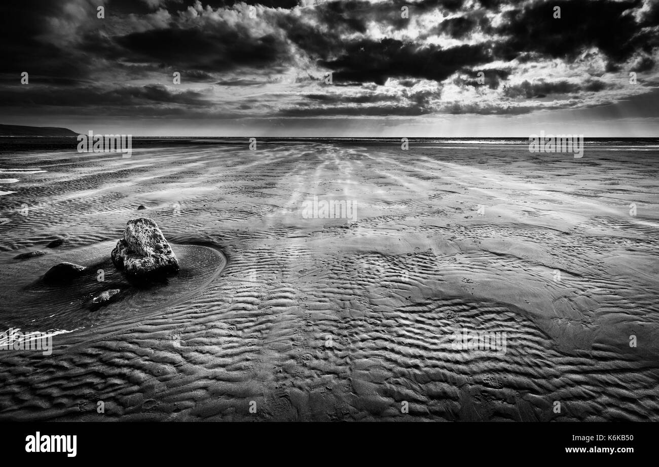 Malerische Küste Strand bei Ebbe im Norden von Wales, Schwarz und Weiß Stockfoto