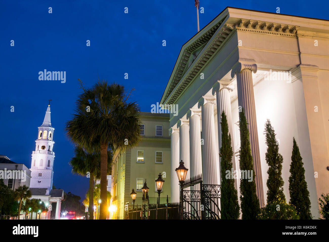 Charleston South Carolina, historische Innenstadt, Meeting Street, Hibernian Hall, dorische Säulen, St. Michaels Kirche, Kirchturm, beleuchtet, ionische Säule, Nacht, SC17 Stockfoto