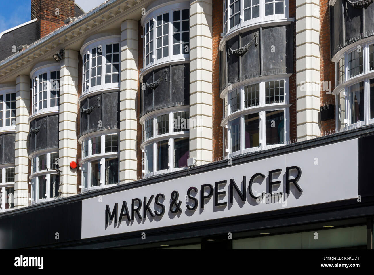 Bug windows und Firmennamen auf eine Niederlassung von Marks & Spencer in Bromley High Street. Stockfoto