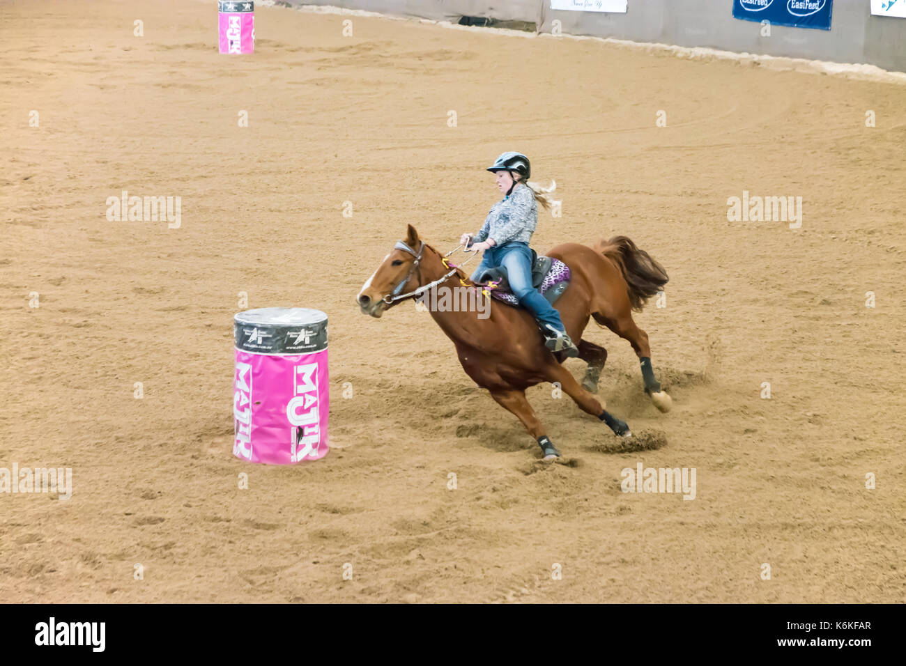 Reitsport, meine Damen National Finals Barrel Race am australischen Pferden und Vieh Events Center (AELEC) Indoor Arena, Tamworth NSW Australien, Se Stockfoto