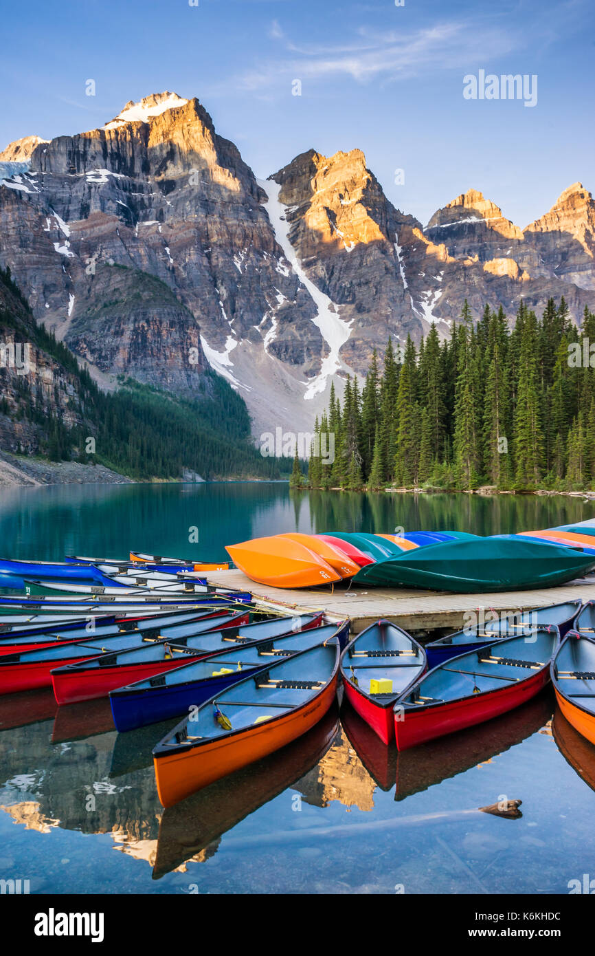 Kanus auf Moraine Lake, Banff National Park, Alberta, Kanada Stockfoto