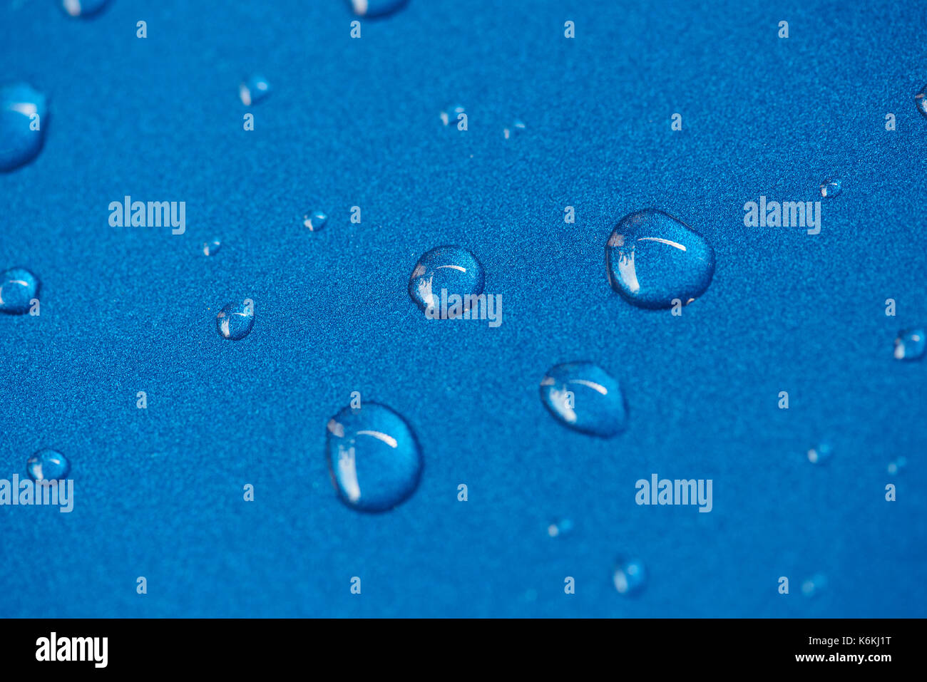 Close-up von Wassertropfen auf der Oberfläche aus Metall Hintergrund Stockfoto