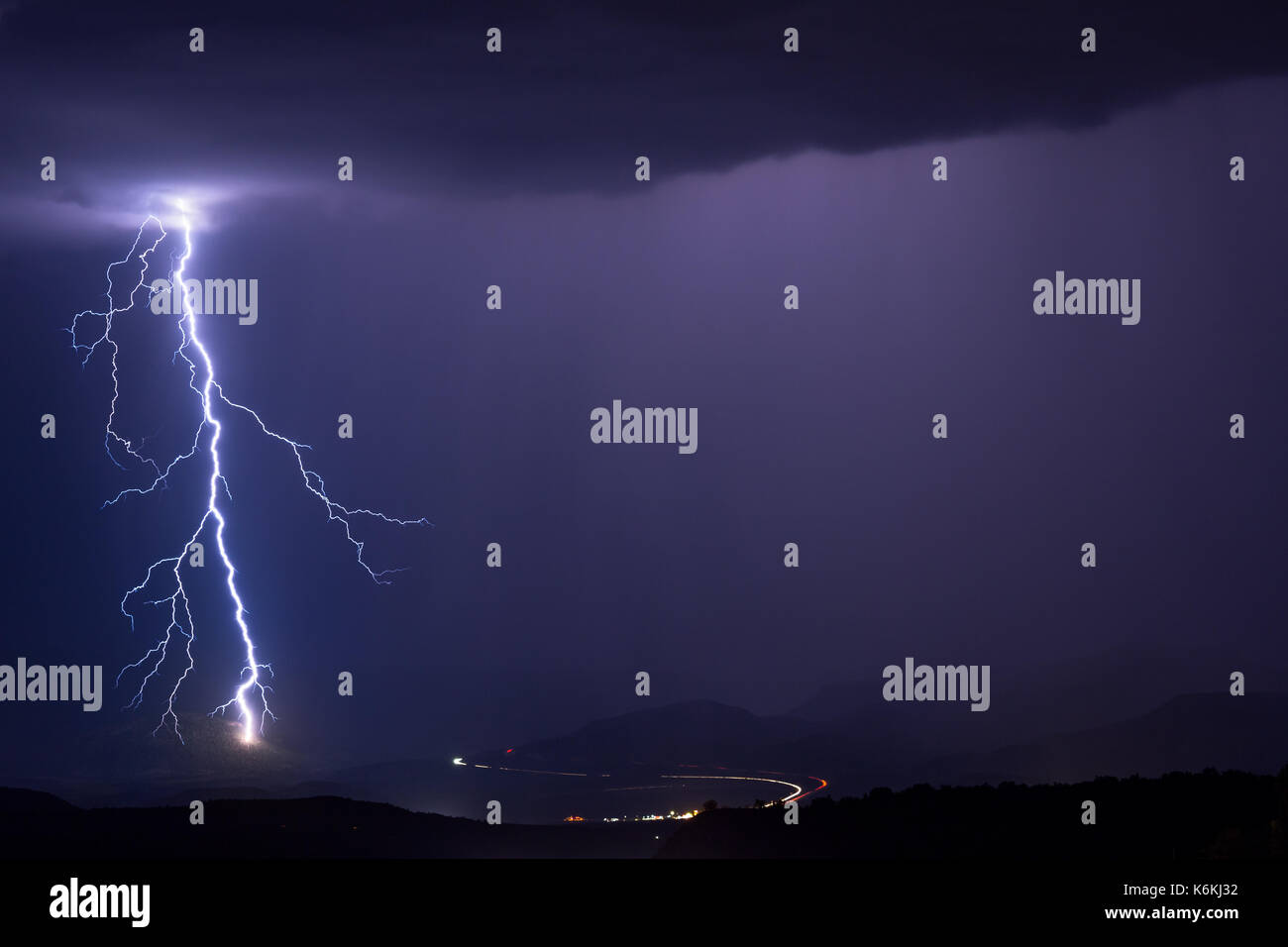Blitz schlägt ein Berg bei einem Gewitter in Camp Verde, Arizona Stockfoto