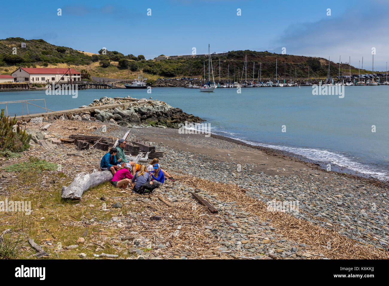 Menschen, Familien, Touristen, Besucher, Sitzen am Strand, Strand, Fort Baker, Stadt Sausalito, Sausalito, Marin County, Kalifornien, USA, Nord Stockfoto