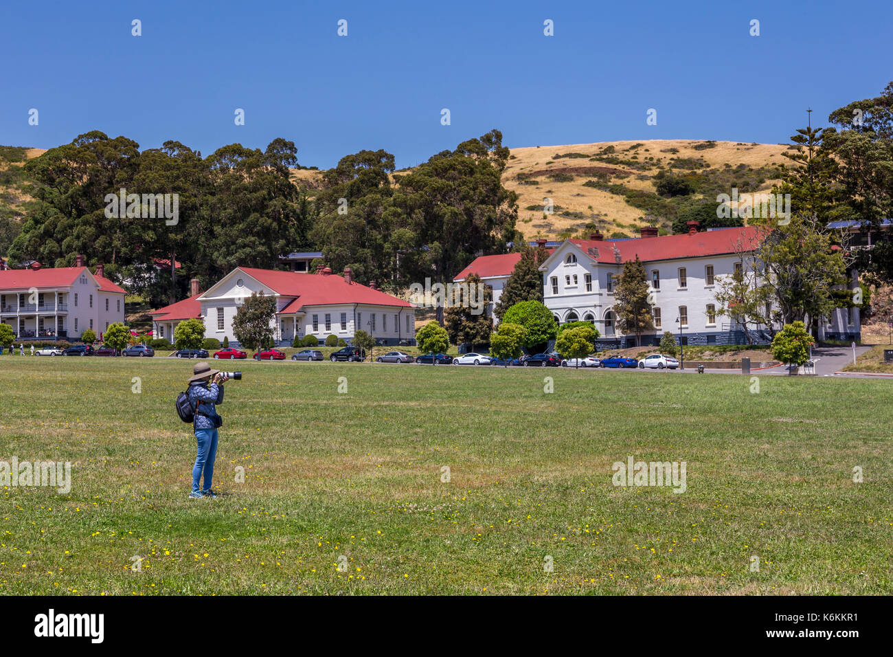 Erwachsene Frau, Fotograf, Fotografieren, Cavallo Point Lodge Die Lodge an der Goldenen Pforte, Fort Baker, Stadt Sausalito, Marin County, Kalifornien Stockfoto