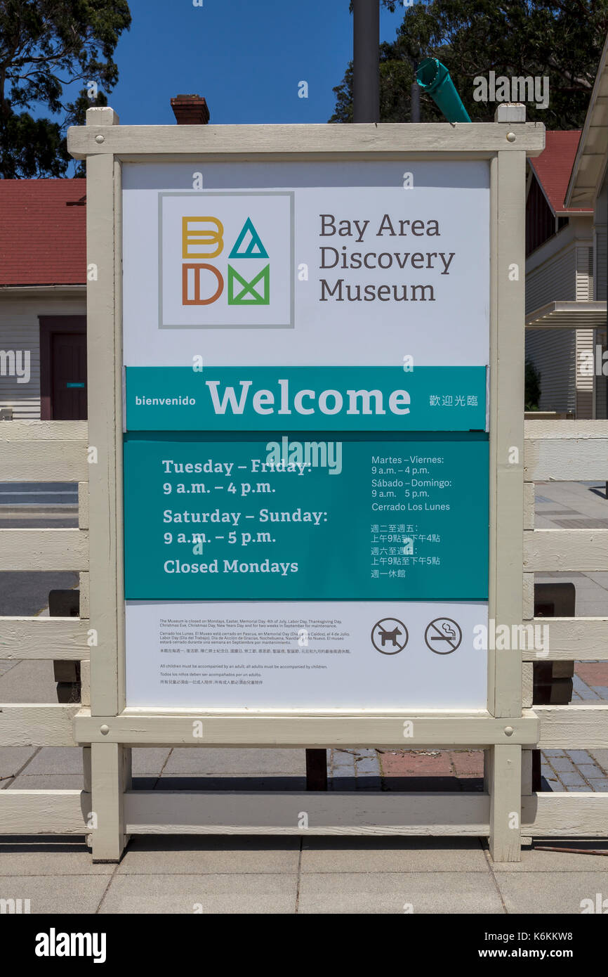 Willkommen Zeichen, Englisch und Chinesisch und Spanisch dreisprachiges Schild, Bay Area Discovery Museum, Fort Baker, Sausalito, Marin County, Kalifornien Stockfoto