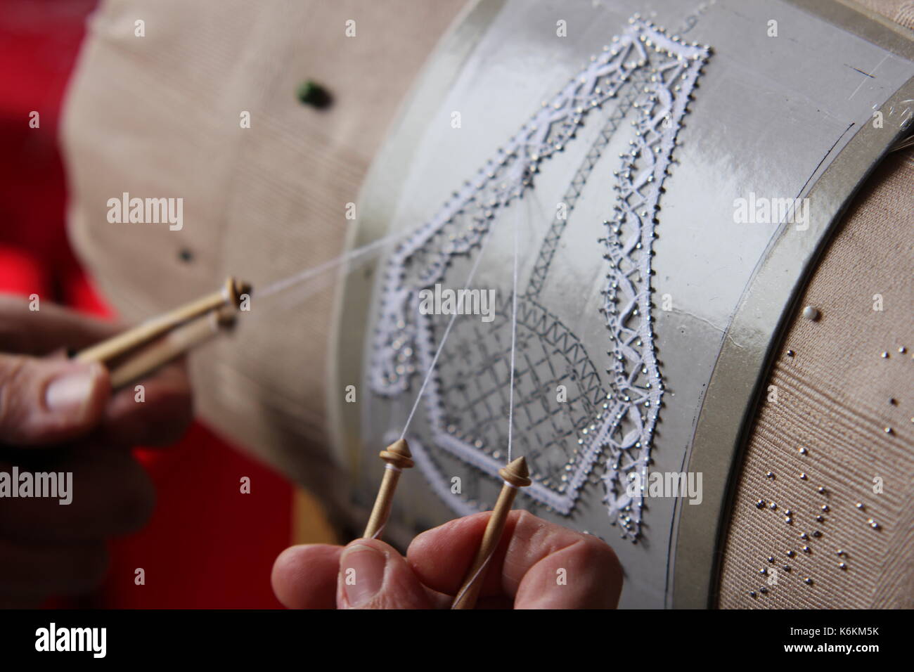 Glöppeln. handarbeit, glocke, Glöckchen, häkeln, handwerk,  Spitzenstickerin, alm, schweiz, Klöpplerin, dekoration, Hand,  kunsthandwerk, Klöppelspitze Stockfotografie - Alamy