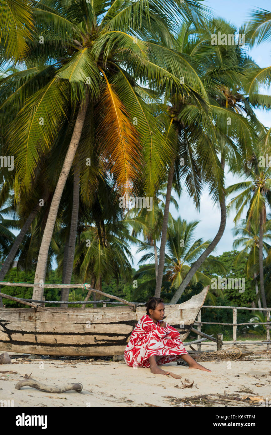 Frau sitzt auf der von Palmen gesäumten Strand, Nosy Be Madagaskar Stockfoto