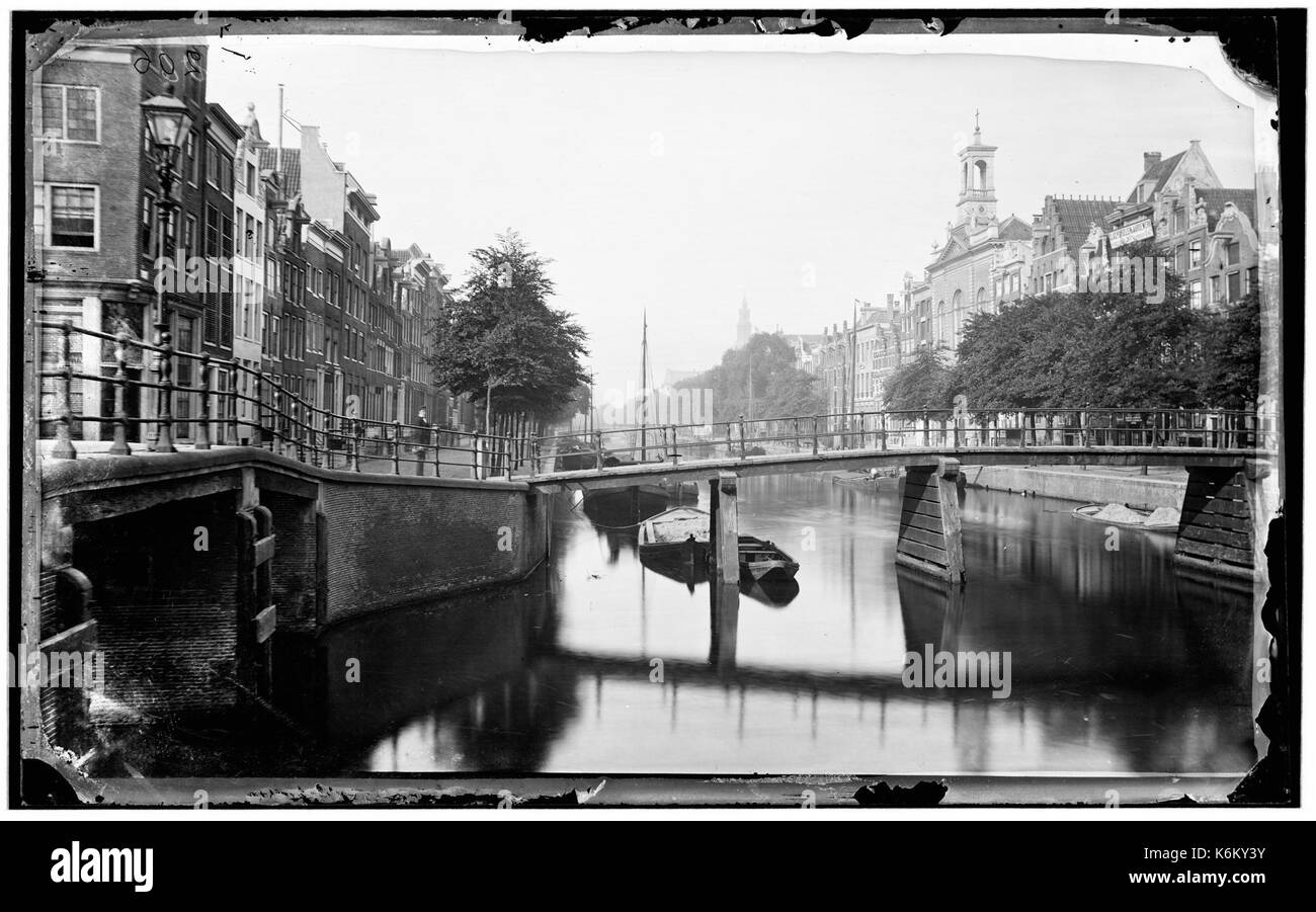 Bruggen über de Brouwersgracht en de Keizersgracht, gezien in de zuidelijke Richting met rechts Zimmer katholieke kerk De Zaaier, Keizersgracht 22. Stockfoto