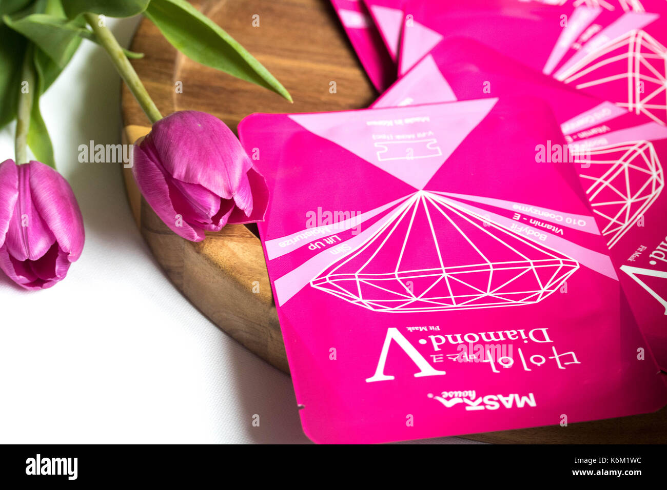 Der koreanischen Schönheit blatt Maske mit flowes auf Holz Stockfoto