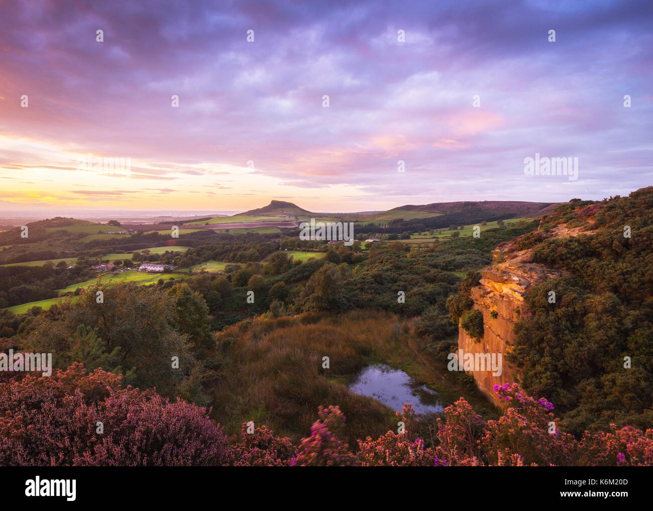 Roseberry Topping wie von Captain Cooks Monument auf der North Yorkshire Moors gesehen Stockfoto