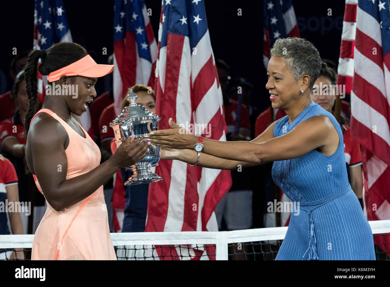 Sloane Stephens (USA) Sieger des Damen Finale mit Katrina Adams CEO des USTA an der 2017 US Open Tennis Championships Stockfoto
