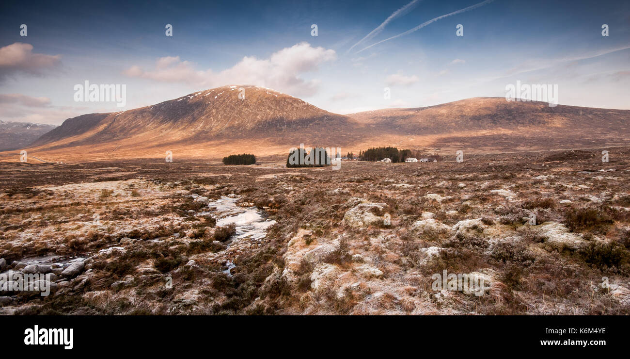 Beinn a' Chrulaiste und Meall Bhalach Berge steigen aus dem großen Moor Moor von Rannoch Moor am King's Haus in den westlichen Highlands von Schottland bog Stockfoto
