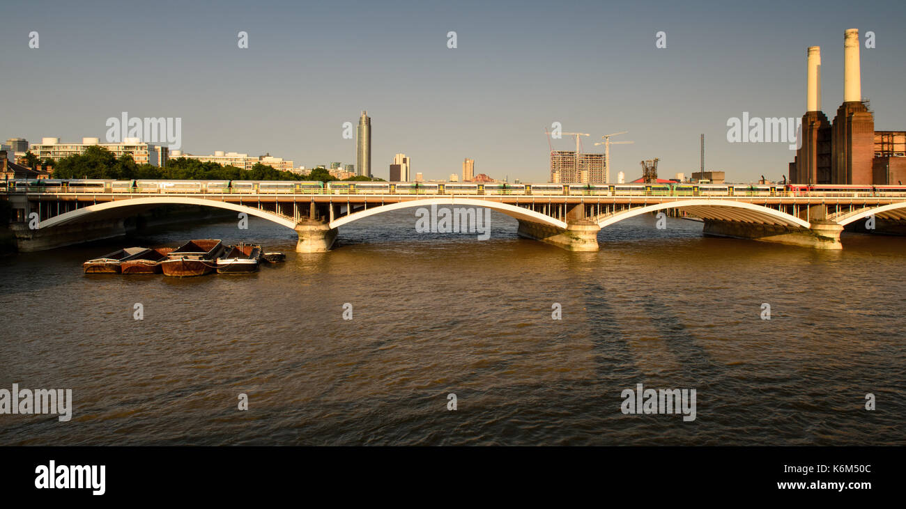 London, England, UK - 9. Juli 2013: Südliche Züge die Themse Kreuz auf der Grosvenor Bridge in der Londoner Bahnhof Victoria Station entfernt, neben dem Stockfoto