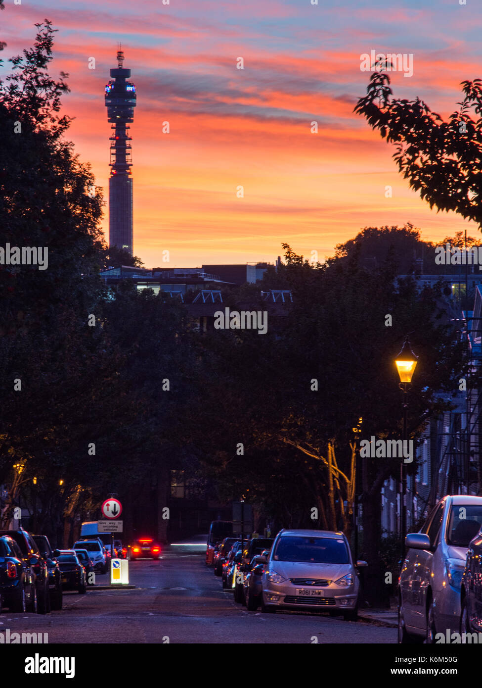 London, England, UK - 18. Oktober 2016: Der bt Tower ist Silhouette gegen den Sonnenuntergang von wharton Street in Islington gesehen. Stockfoto