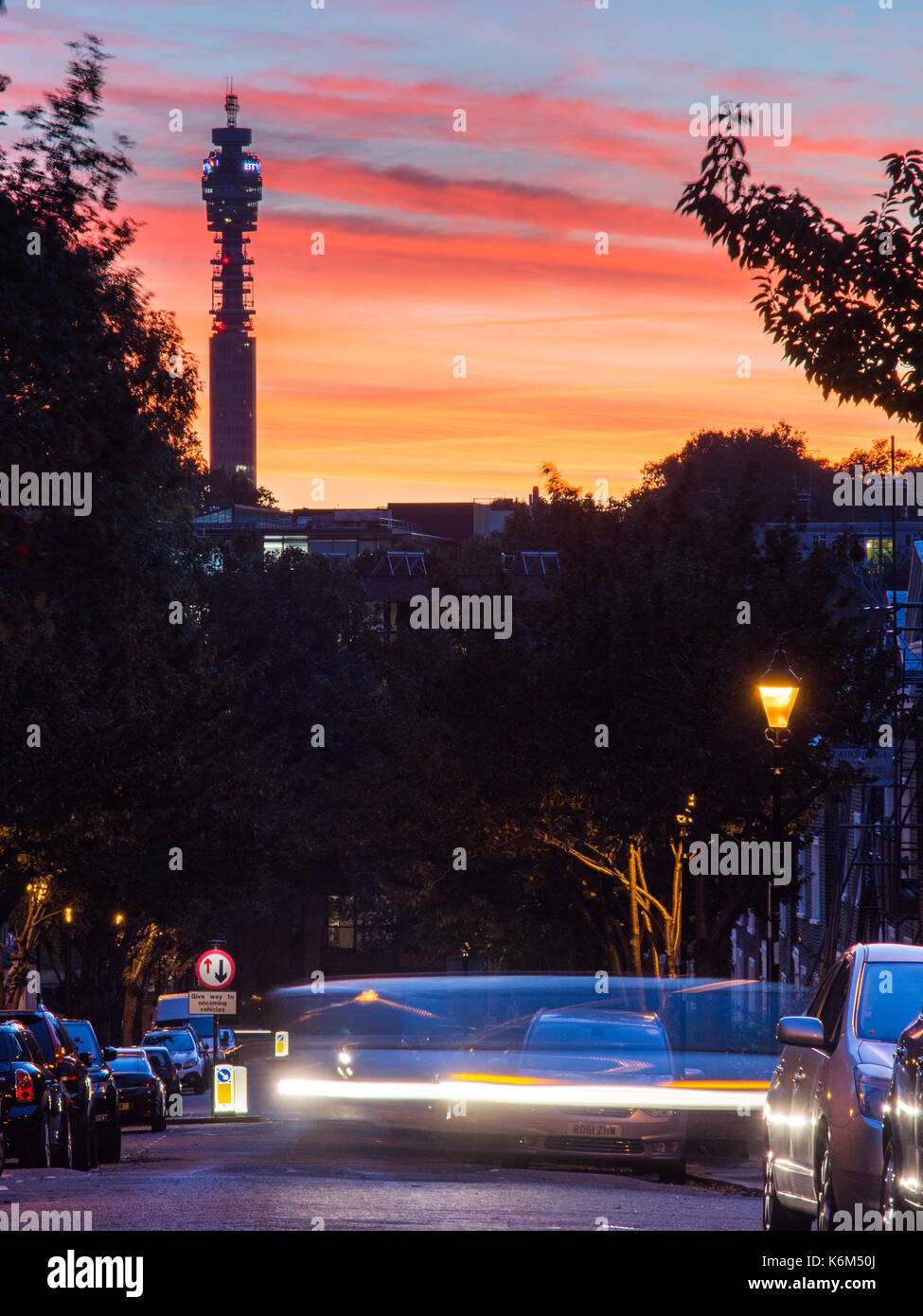 London, England, UK - 18. Oktober 2016: Der bt Tower ist Silhouette gegen den Sonnenuntergang von wharton Street in Islington gesehen. Stockfoto