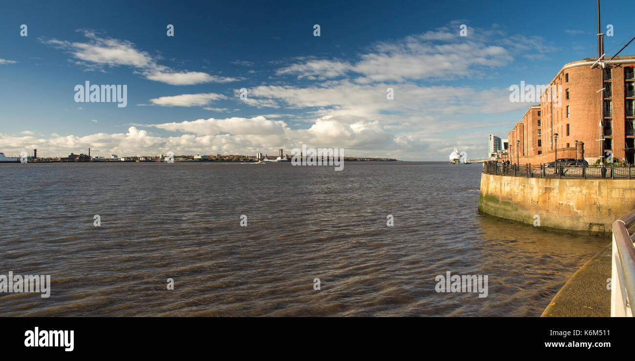 Liverpool, England, Großbritannien - 11 November, 2016: Sonne scheint auf die sanierte Albert Dock Warehouses in der Altstadt von Liverpool Docks, mit einem Kreuzfahrtschiff doc Stockfoto