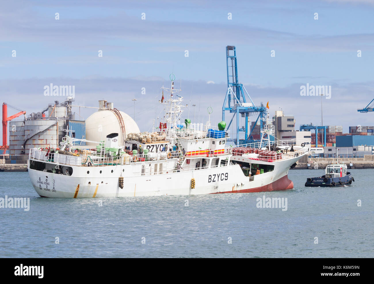 Auflistung der Chinesischen Fischerboot aus dem Hafen von Schleppern gezogen wird. Las Palmas, Gran Canaria, Kanarische Inseln, Spanien Stockfoto
