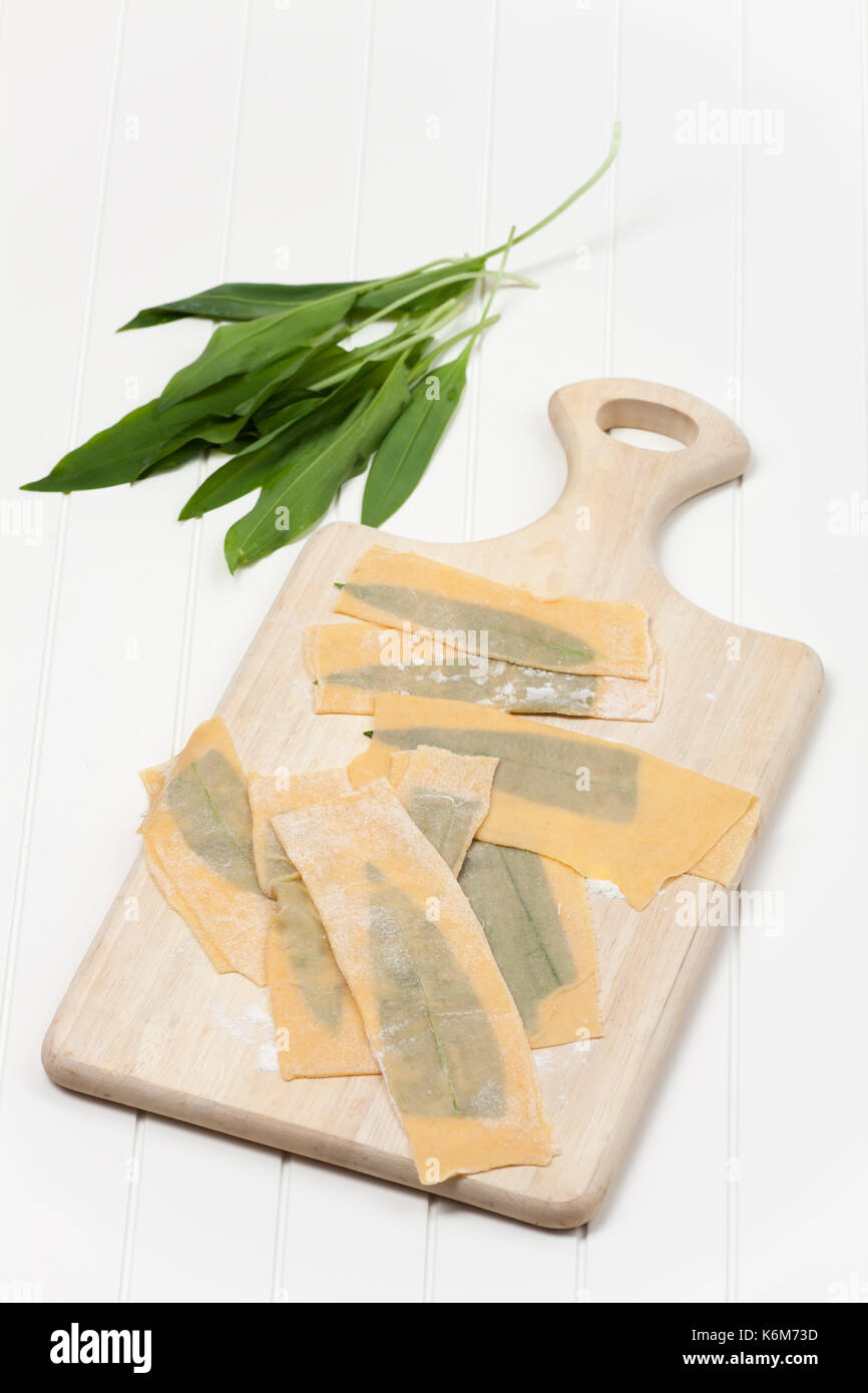Frische Bärlauch Pasta mit Gabel Stockfoto
