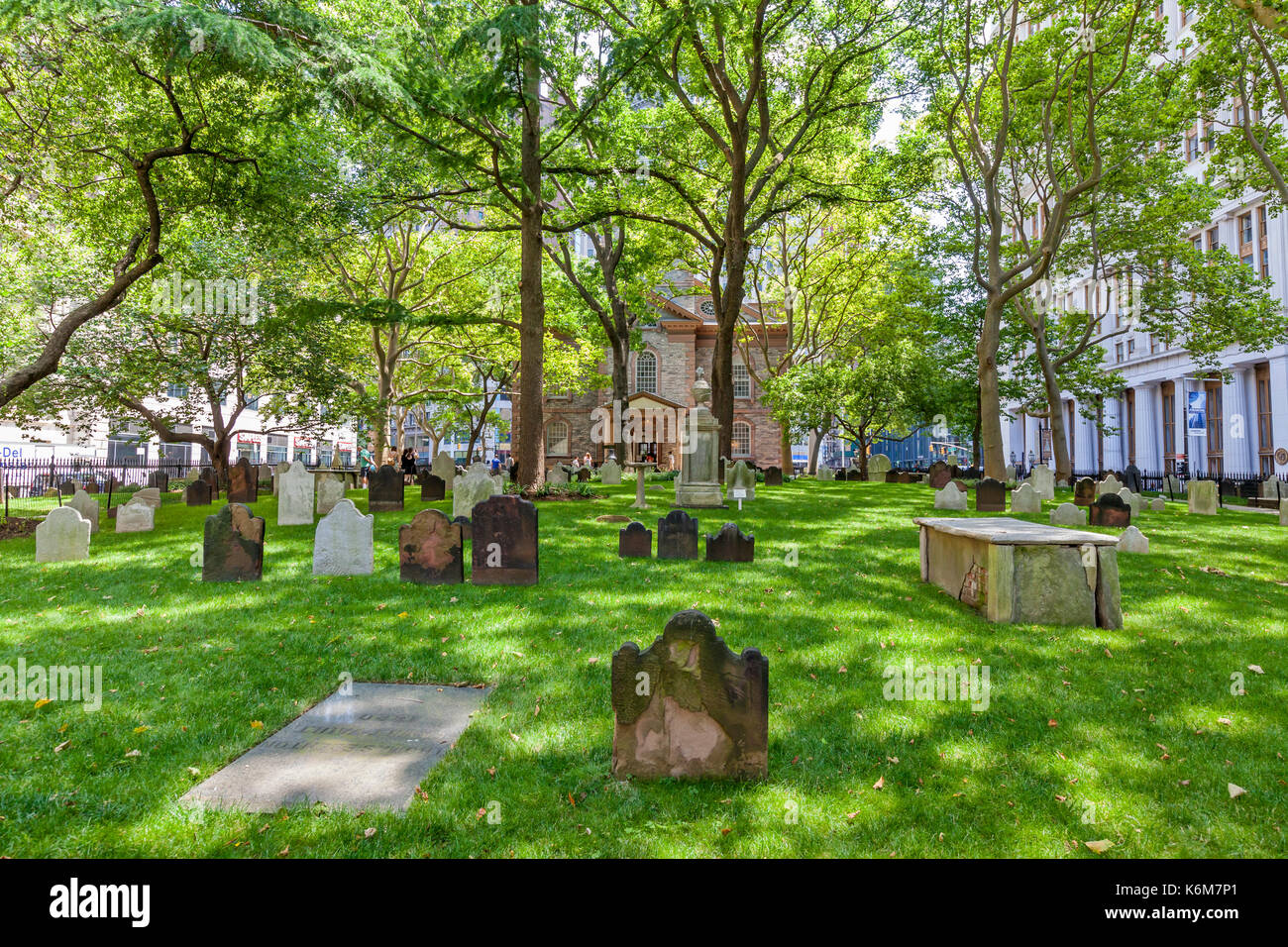 Der Friedhof, Friedhof, hinter St. Paul Kirchhof in der Nähe der Freedom Tower mit Grabsteinen aus dem Jahr 1700. Stockfoto