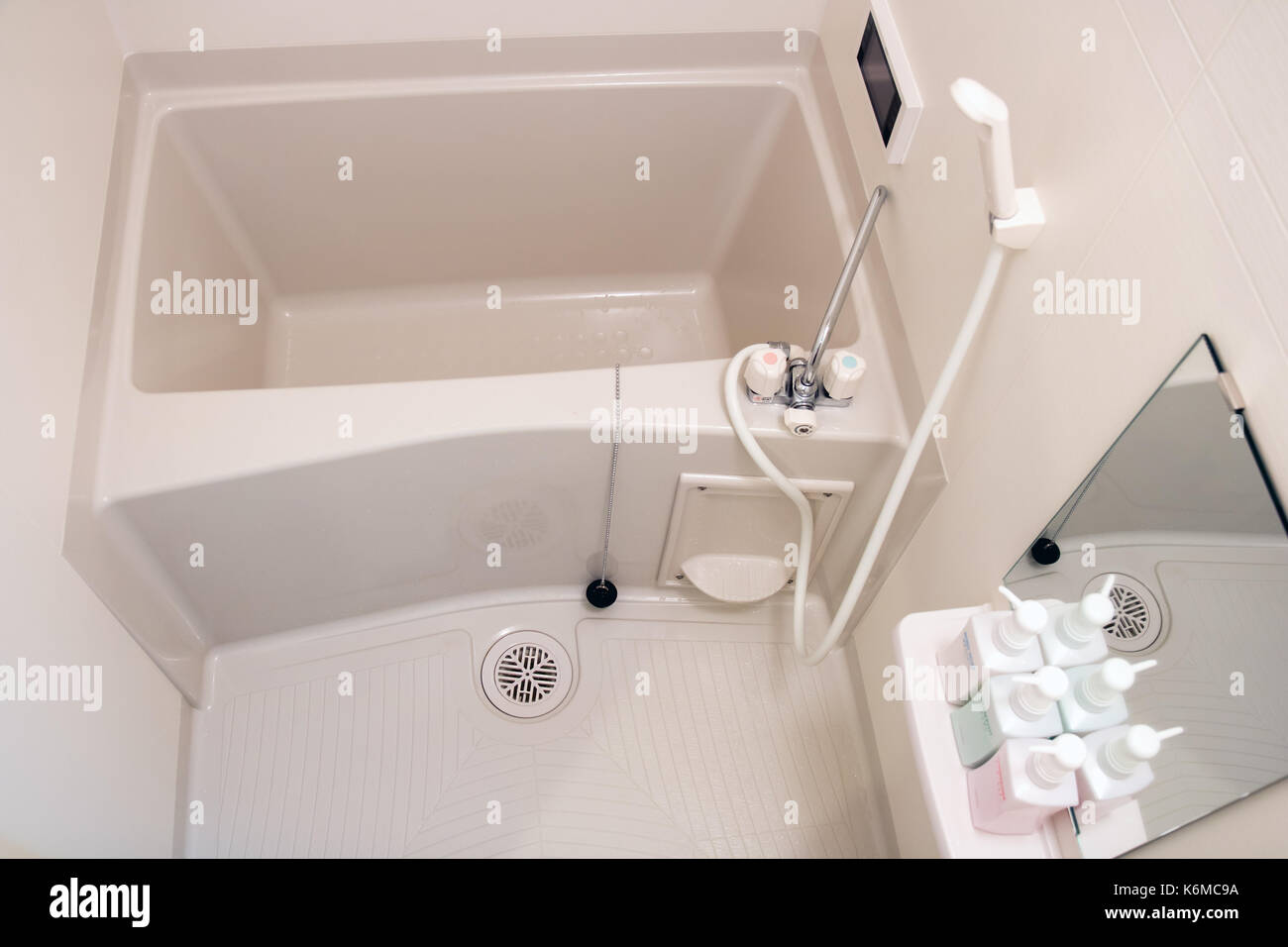 Eine kleine Badewanne in einem kleinen Badezimmer Stockfoto