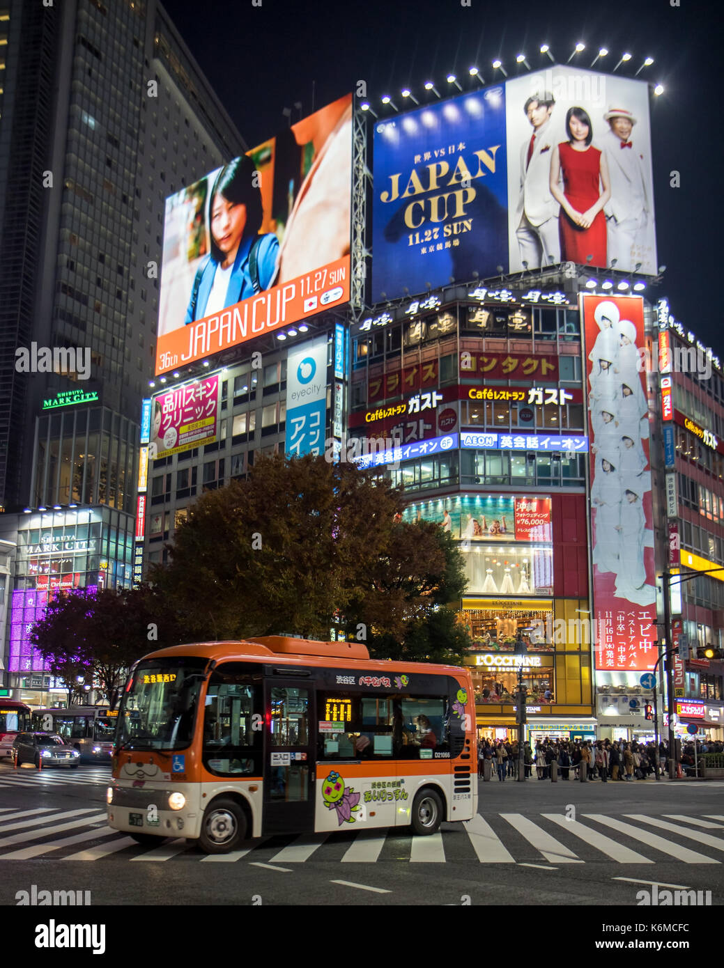 TOKYO, JAPAN - 22. November 2016, Verkehr im Stadtteil Shibuya in Tokio, Japan. Shibuya Crossing in der Nacht. Stockfoto