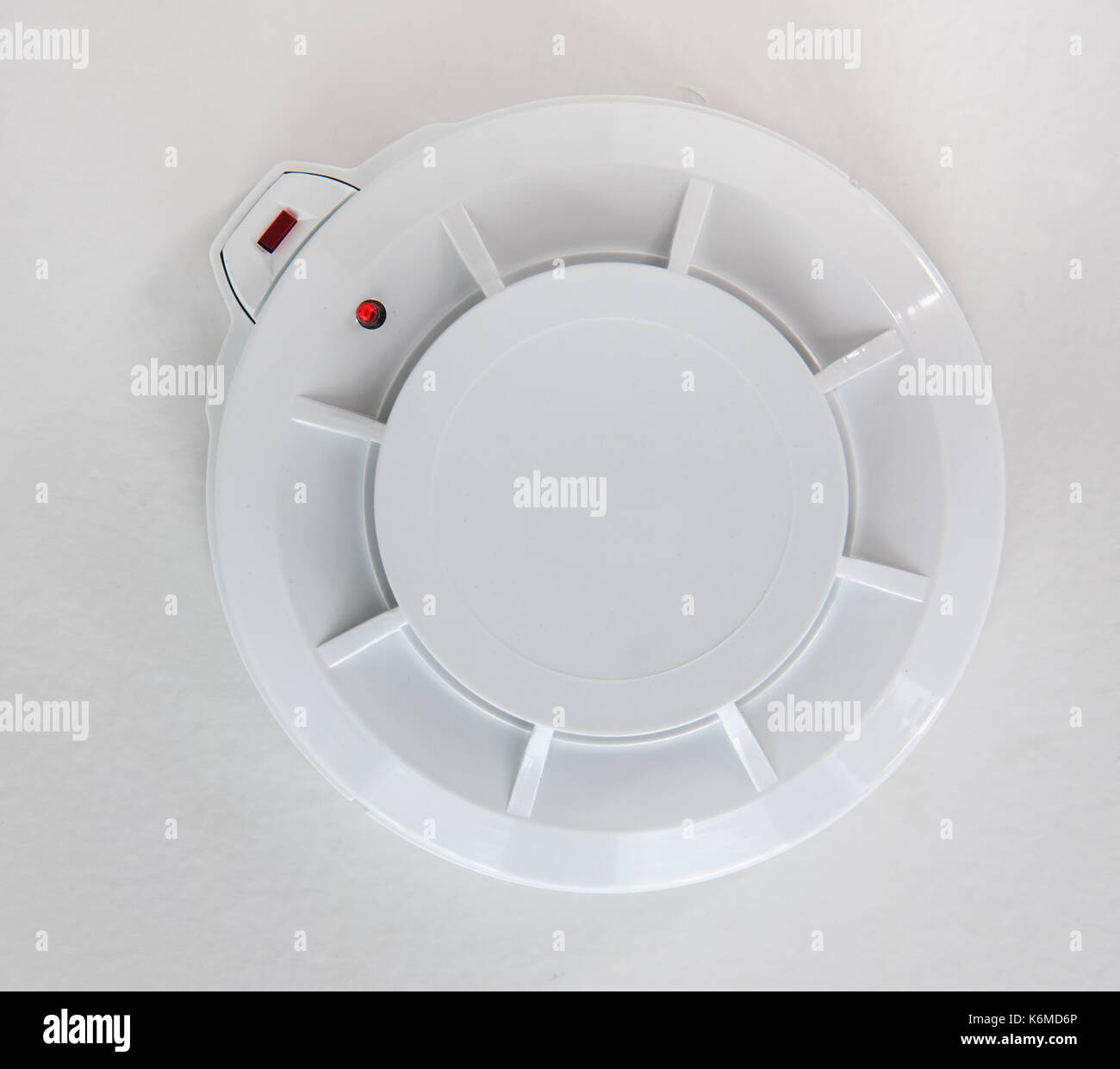 Rauchmelder an der Decke. Rauchmelder montiert auf dem Dach in der Wohnung. Stockfoto