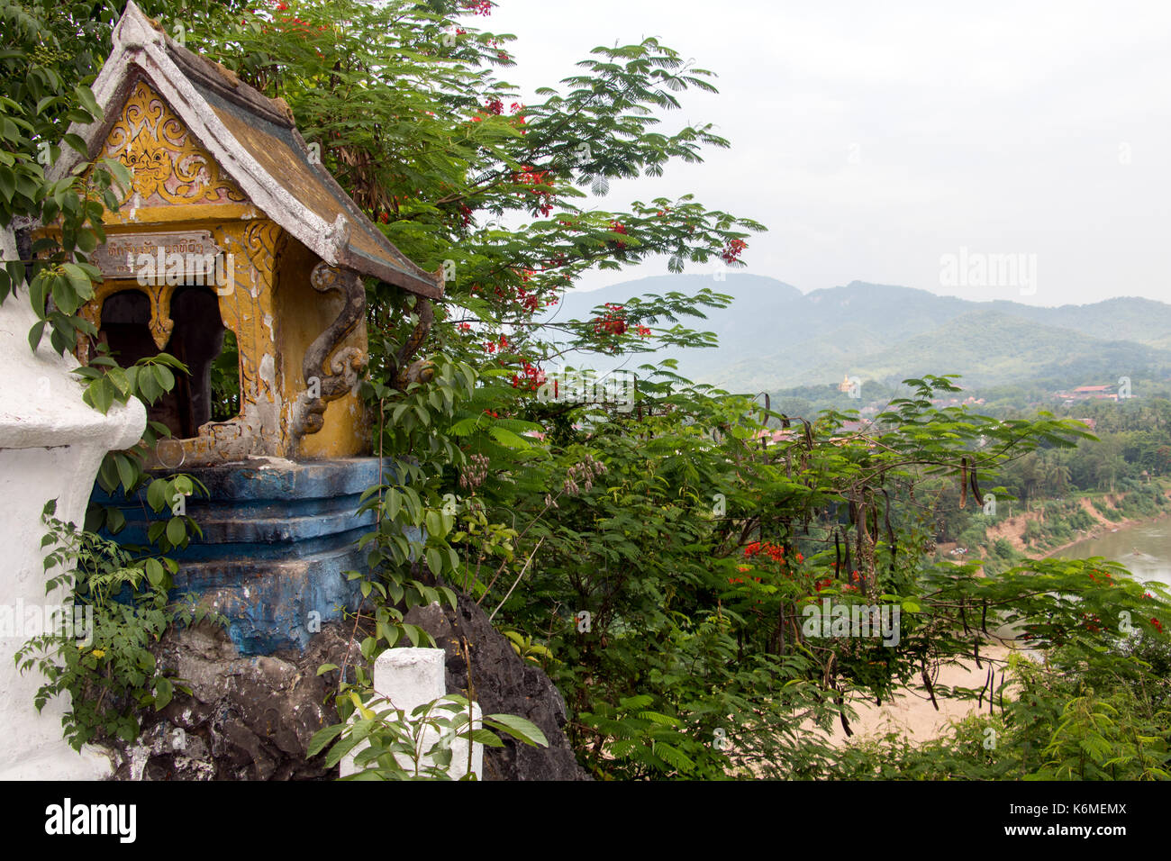 Das traditionelle Gebäude des Haus der Geister auf einer Klippe über dem Tal, Luang Prabang, Laos Stockfoto