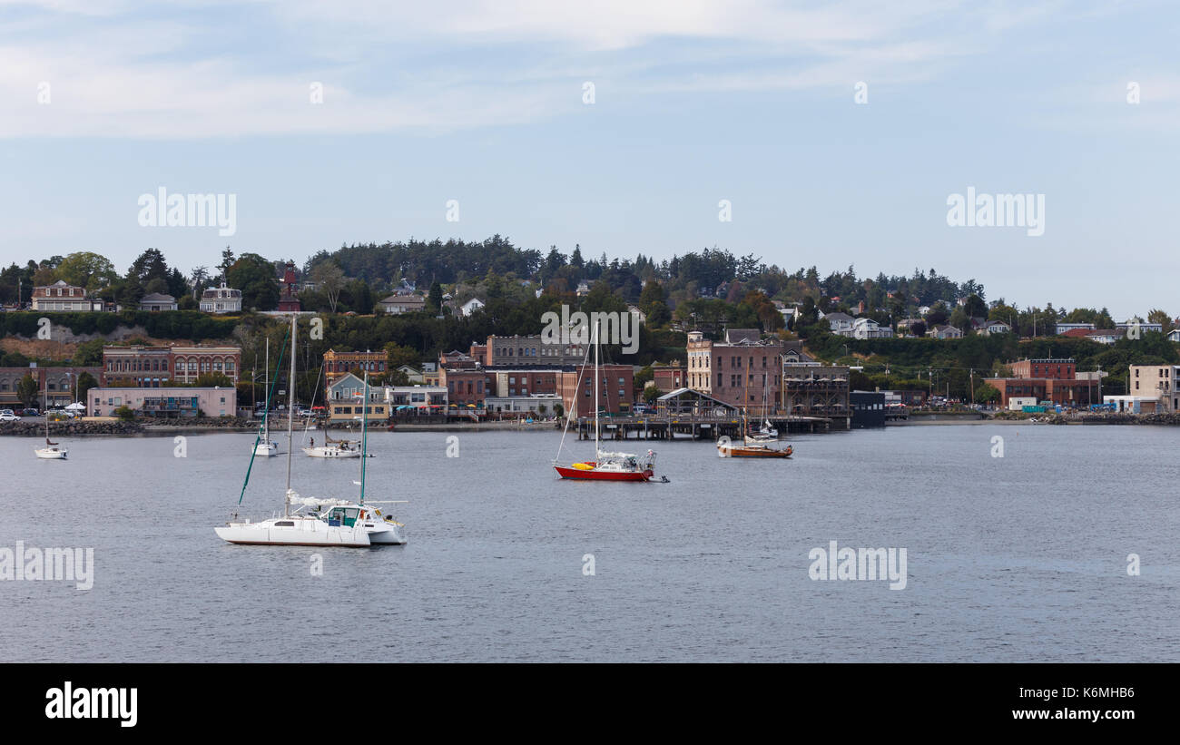 A Waterfront mit Blick auf Port Townsend, die alten historischen Gebäuden mit Segelbooten im Vordergrund. Stockfoto