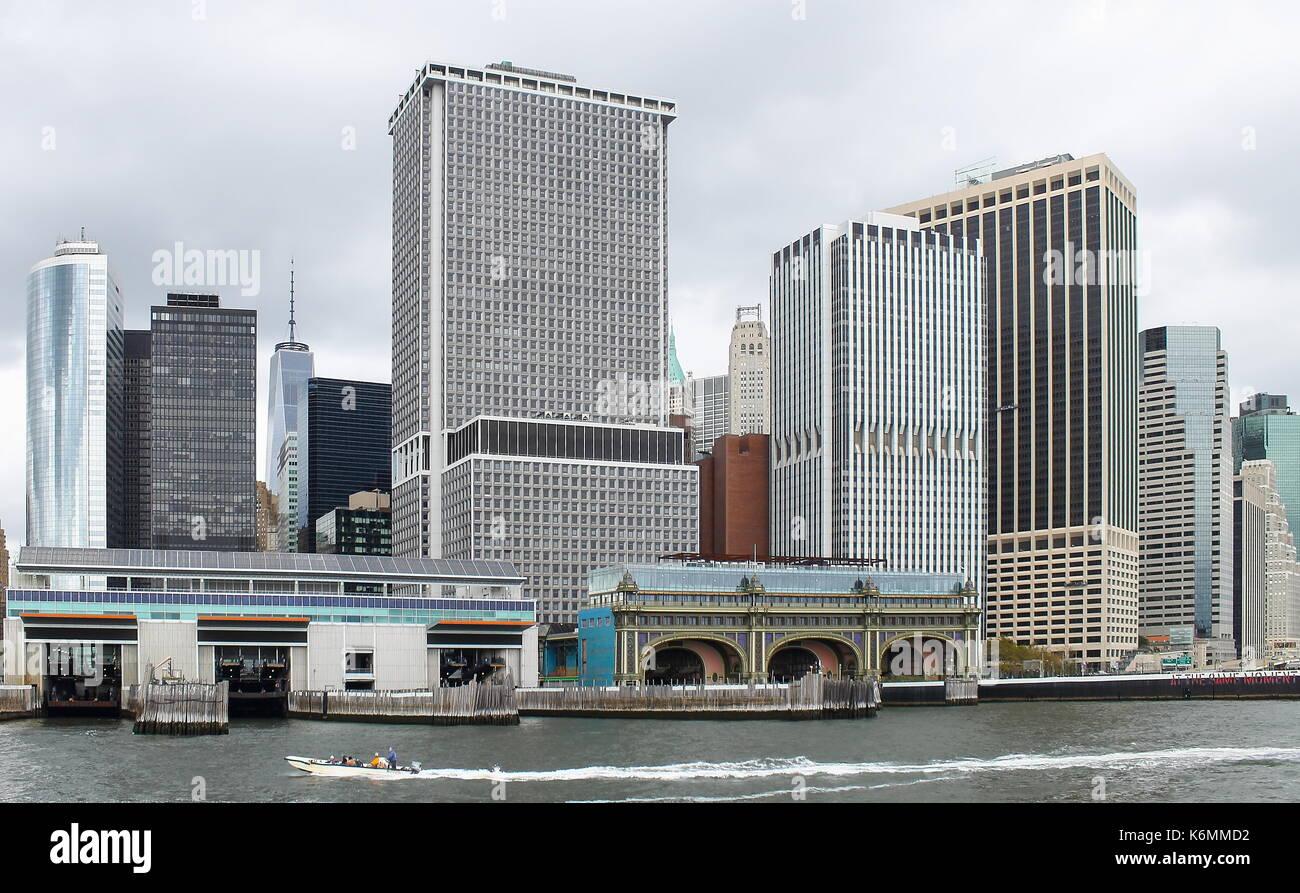 New York, USA - 28. September 2016: Stadtbild Blick auf Lower Manhattan einschließlich der Staten Island und Governor's Island Ferry terminals (Batterie Marit Stockfoto