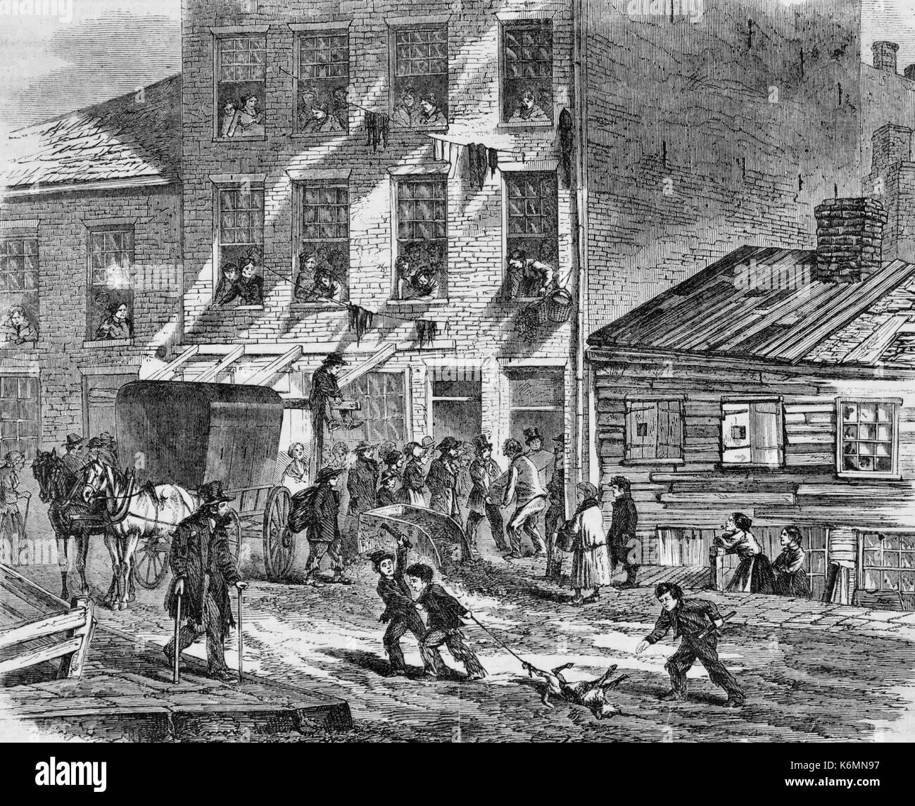 Das Ende der Armen - Beerdigung von einem Mietshaus in Baxter Street, fünf Punkte, New York, 1865. Gruppe von Menschen versammelten sich vor Tenement House watch Männer führen einen Sarg, in der Straße, zwei Jungen ziehen Sie einen Hund von einem Bein. Stockfoto