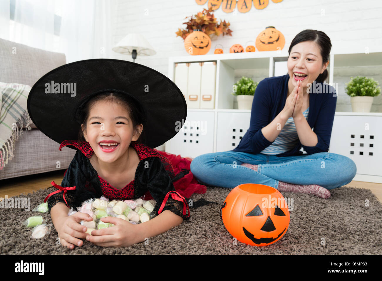 Kleines Kind Mädchen, dass ihr süßen Marshmallow besessen von ihrem Halloween Spiel Trick oder Festlichkeit. Stockfoto