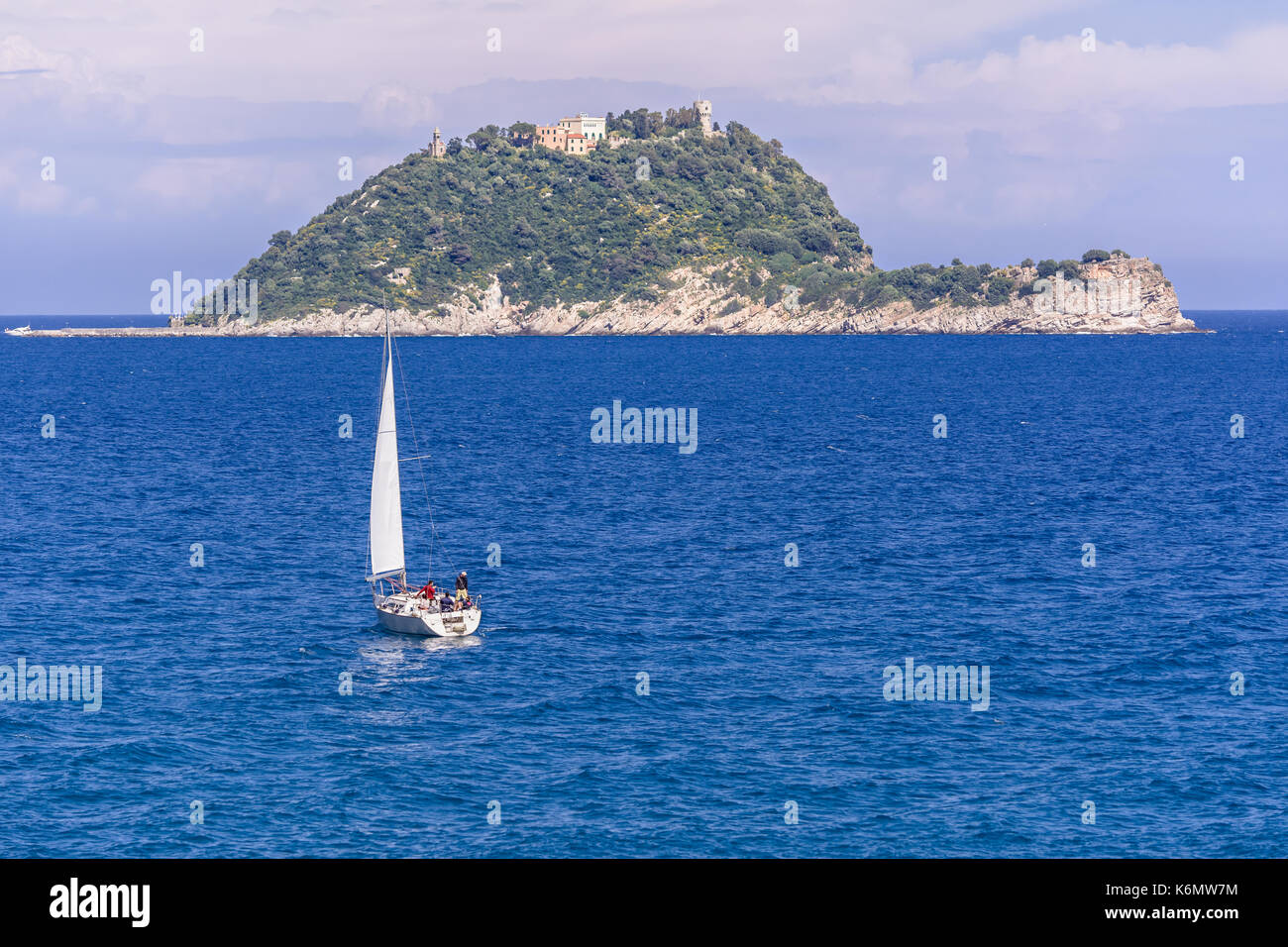 Sehr gute Segelboottour mit dem Wind im Haar, um die Wellen des Ligurischen Meeres, Mittelmeer, Italien zu wickeln Stockfoto